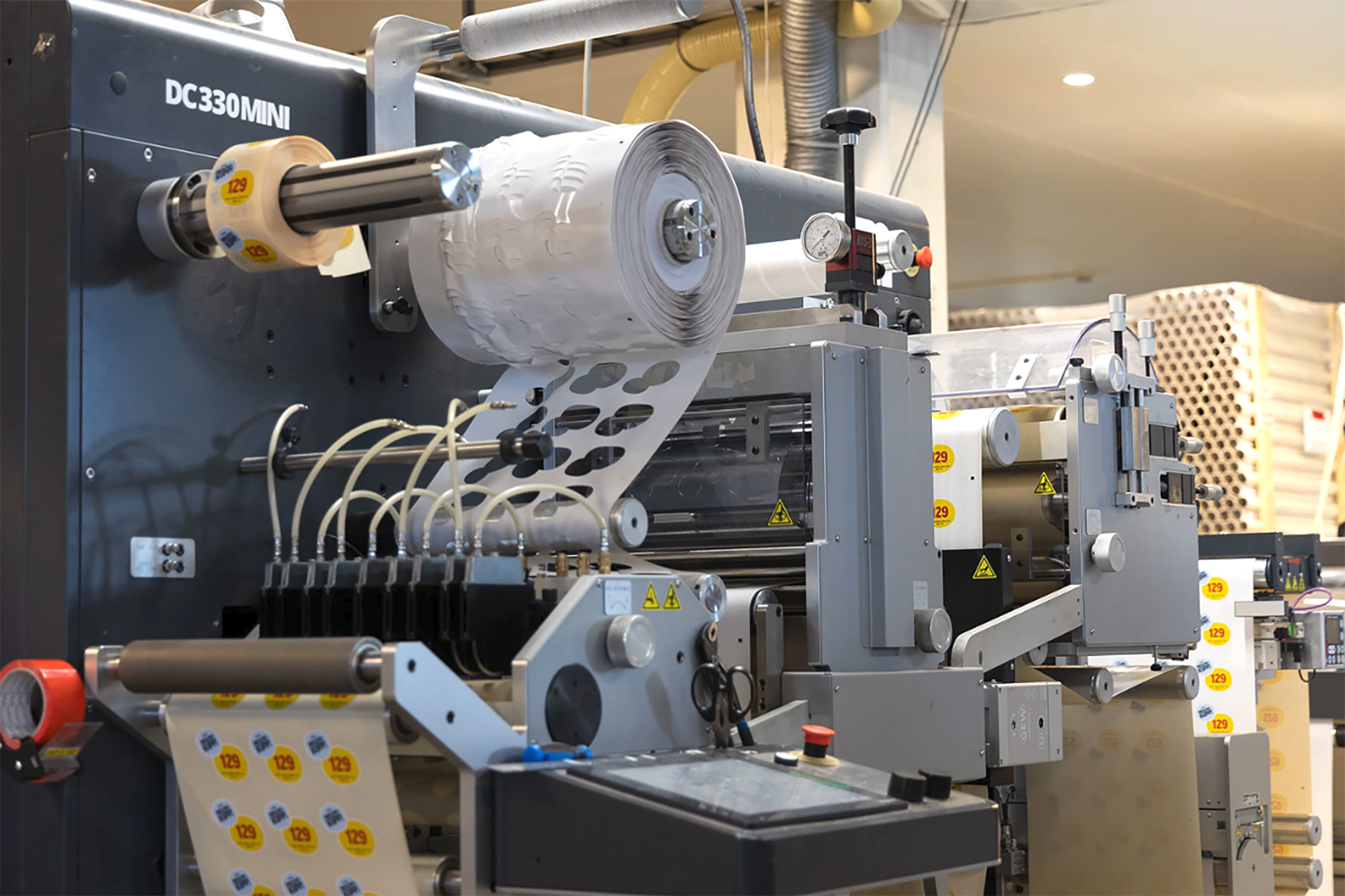 Aksell logistikk - Maskin som produserer klistrelapper