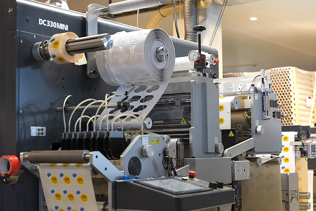Aksell logistikk - Maskin som produserer klistrelapper