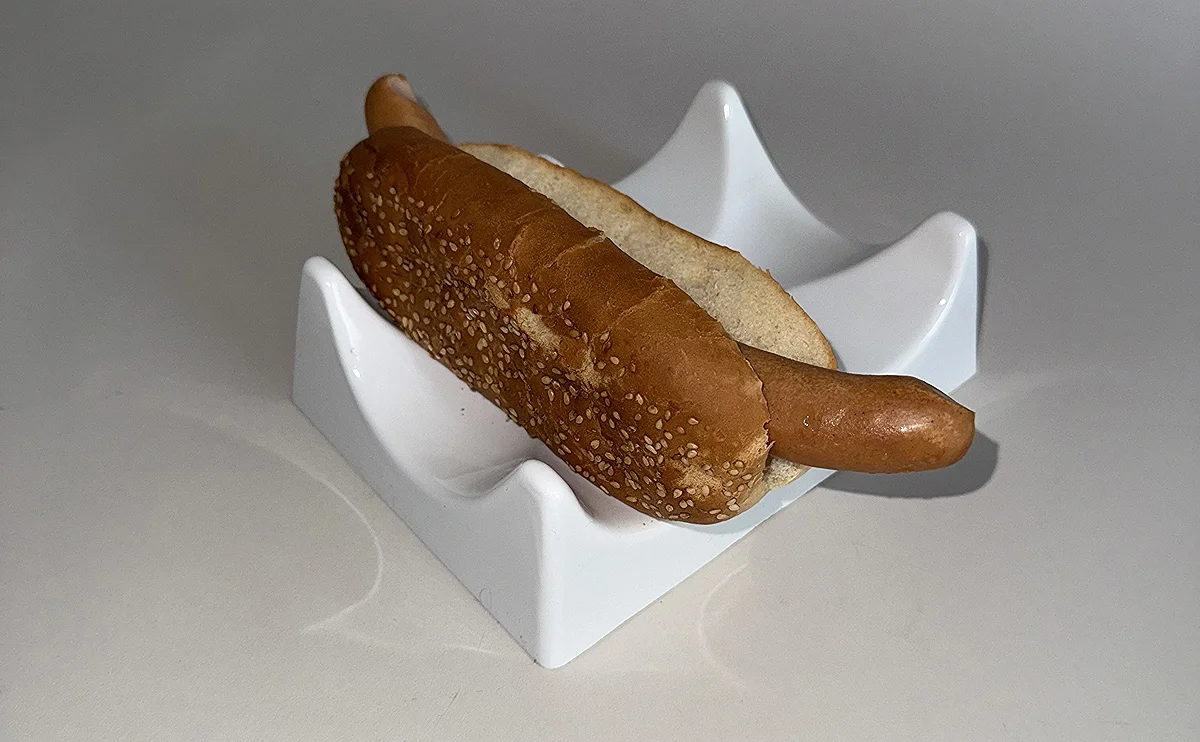 Pølse i brød i pølseholder